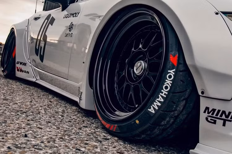 Điểm bắt mắt nhất trên Mazda MX-5 độ Liberty Walk chính là các phần vè được đính vào thân xe bằng cách bắt vít đặc trưng, khiến xe rộng hơn đáng kể so với bản gốc. Xe cũng được trang bị bộ chia lớn ở phía trước và một cánh gió đuôi vịt ở phía sau. Ngoài ra còn có một bộ líp sau có thể được gắn vào các cạnh của cản sau.