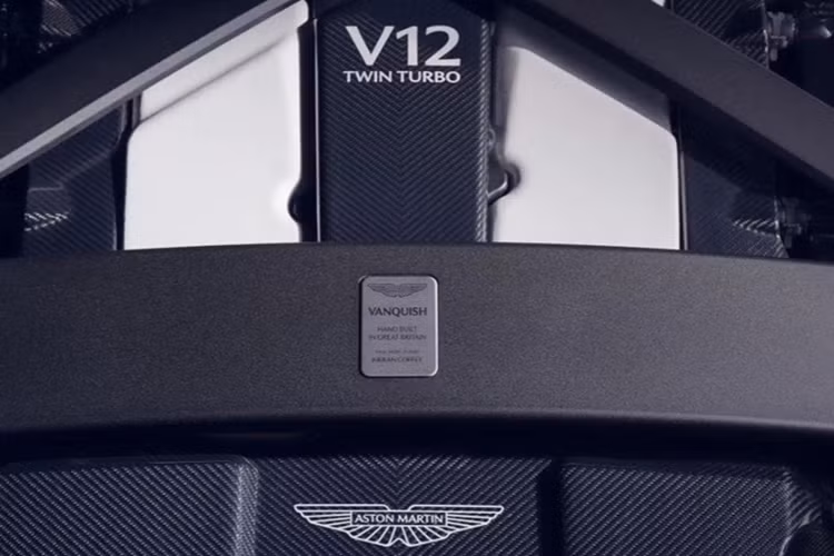 Vanquish Volante có khả năng tăng tốc từ 0-100 km/h trong 3,4 giây tuy chậm hơn đôi chút so với Ferrari (2,95 giây), nhưng vẫn cực kỳ ấn tượng đối với một chiếc mui trần dẫn động cầu sau.