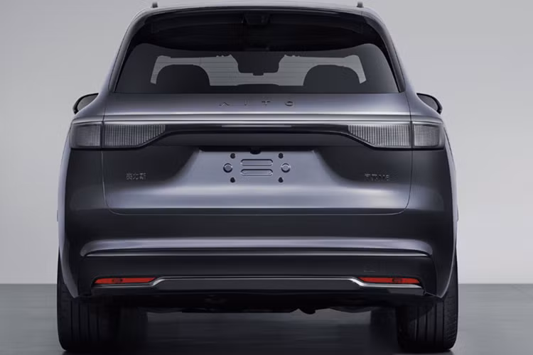 Đồng thời, cấu trúc bộ pin “Cá voi khổng lồ” của Aito M8 giúp giảm 80% dây điện và độ dày 16,4%, theo quan chức. Với sạc nhanh điện áp cao 800V, chỉ mất 5 phút sạc để di chuyển thêm 150 km.