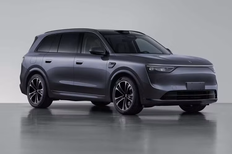 Aito M8 là mẫu xe thứ tư của thương hiệu sau M5, M7 và M9, được định vị lần lượt là SUV cỡ trung, trung bình đến lớn và lớn, với mức giá dao động từ 200.000 - 600.000 nhân dân tệ (27.600 - 83.000 USD).