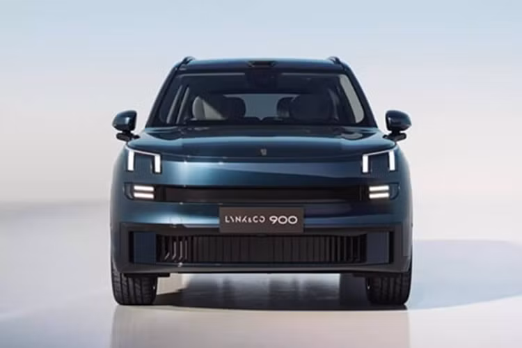 Pin Freevoy được phát triển dành riêng cho xe PHEV để mang lại trải nghiệm “giống BEV”. Pin cũng tích hợp công nghệ ion natri, cho phép xả ở nhiệt độ cực lạnh đến -40°C và sạc ở điều kiện thấp tới -30°C. Nhờ có động cơ xăng dưới nắp ca-pô, Lynk &amp; Co 900 có phạm vi hỗn hợp là 1.443 km. Chiếc crossover này có ba biến thể hệ truyền động.