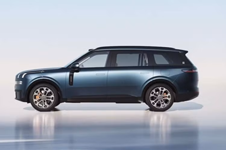 Đây là gói LFP có dung lượng 52,38 kWh. Khi sạc đầy, Lynk &amp; Co 900 có thể chạy tới 280 km trong điều kiện CLTC. Pin Freevoy hỗ trợ công nghệ sạc 4C. Điều đó có nghĩa là tốc độ sạc nhanh gấp bốn lần dung lượng. Do đó, Lynk &amp; Co 900 sạc từ 20 đến 80% trong 17 phút.