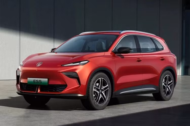  MG S5 EV 2025 mới được định vị thay thế cho MG ZS EV hiện tại. Xe được phát triển trên khung gầm Modular Scalable Platform mới với kích thước tổng thể dài 4.476 mm, rộng 1.849 mm, cao 1.621 mm và chiều dài cơ sở 2.730 mm. Nếu về Việt Nam, MG S5 EV sẽ cạnh tranh cùng VinFast VF7.