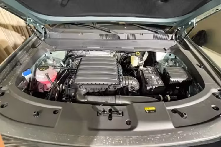 Động cơ 2.0T có công suất tối đa 187 kW (251 mã lực) và mô-men xoắn cực đại 390 Nm, kết hợp với hộp số 8AT. Dung tích bình nhiên liệu là 70 lít và tốc độ tối đa là 180 km/h.