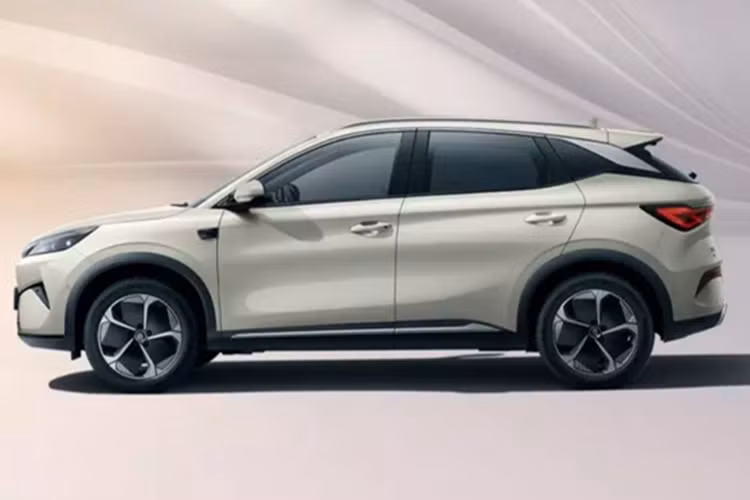 Nó có một động cơ điện duy nhất ở trục trước cho công suất 150 kW (201 mã lực). Có hai tùy chọn pin LFP có sẵn cho Atto 3: 49,9 kWh và 60,5 kWh. Chúng cung cấp phạm vi hoạt động lần lượt là 430 km và 510 km trong điều kiện CLTC.