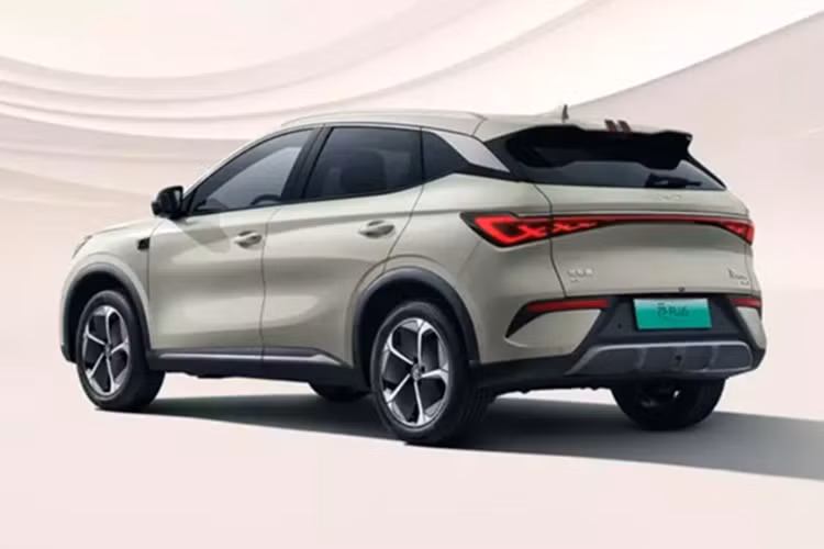 Theo BYD, chiếc SUV được làm mới hỗ trợ mười kịch bản dẫn đường tốc độ cao. Nó cũng có sáu chế độ đỗ xe thông minh. Chúng tôi xin nhắc lại rằng Atto 3 hiện tại có kích thước 4455/1875/1615 mm với chiều dài cơ sở là 2720 mm.