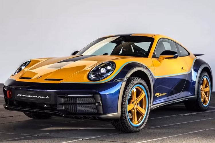  Porsche 911 Dakar địa hình là phiên bản "cách tân" của dòng xe thể thao 911, được sản xuất giới hạn 2.500 xe trên toàn cầu. Theo Motor1, đây là mẫu 911 Dakar thứ 2.500 mà Porsche cho xuất xưởng.