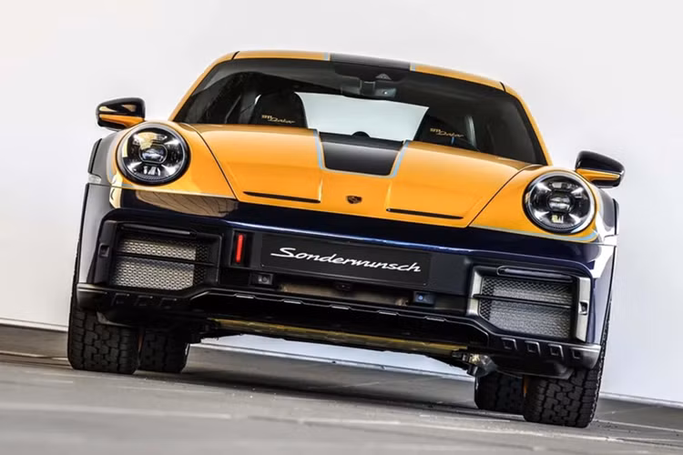 Chiếc Porsche 911 Dakar cuối cùng trong bài thuộc về một nhà sưu tập người Italy và được tùy chỉnh ngoại trang thông qua chương trình cá nhân hóa Sonderwunsch. Gói Rallye Design Package cung cấp lớp sơn ngoại thất 3 tông màu gồm Signal Yellow, Gentian Blue Metallic và Lampedusa Blue.