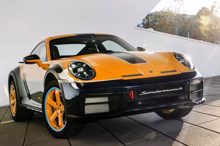 Porsche 911 Dakar được trang bị động cơ 6 xy-lanh dung tích 3.0L, cung cấp công suất tối đa 480 mã lực và mô-men xoắn cực đại 570 Nm. Xe có khả năng tăng tốc 0-100 km/h trong 3,4 giây trước khi đạt vận tốc tối đa 240 km/h.