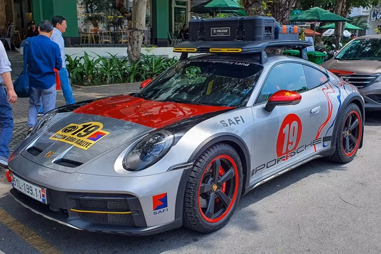 Tại Việt Nam, giá xe Porsche 911 Dakar có mức khởi điểm 15,29 tỷ đồng.