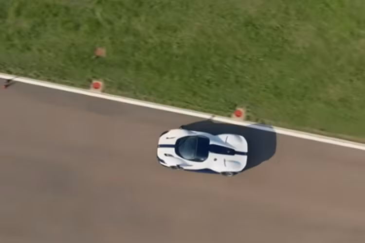 Vài tuần trước, Carlos Sainz Jr., người đã rời Scuderia sau khi mùa giải 2025 kết thúc và sẽ đua cho Williams vào năm tới, cũng đã nhận được một chiếc SP3 tùy chỉnh, được sơn màu bạc mờ với những điểm nhấn màu đỏ. Tại Asean, số lượng xe Ferrari Daytona SP3 được nhìn thấy khá khiêm tốn.