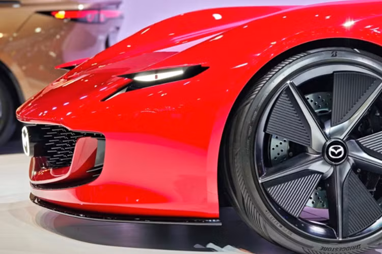 Điểm nhấn ở khu vực đầu xe là cụm đèn pha pop-up gợi nhiều liên tưởng đến RX-7. Ở phía sau, Iconic SP được trang bị cụm đèn hậu dạng tròn cổ điển. Không chỉ vậy, mẫu xe này còn có cửa kiểu cánh bướm và bộ mâm 5 chấu thiết kế khí động học.