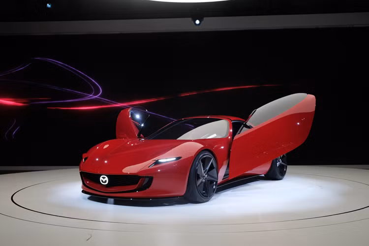 Theo công bố của nhà sản xuất, Mazda Iconic SP chạy điện có kích thước tổng thể dài x rộng x cao lần lượt là 4.180 x 1.850 x 1.150 (mm), chiều dài cơ sở đạt 2.590 mm.