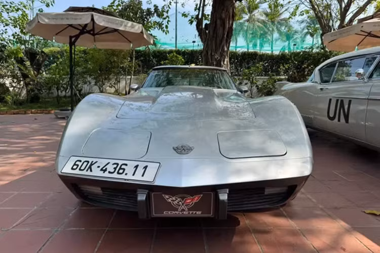 Mới đây, ông Đặng Lê Nguyên Vũ tậu Chevrolet Corvette C3 Stingray còn xót lại tại Việt Nam, để giúp chiếc xe đầu tiên của mình có thêm bạn bè, đây là điều không quá xa lạ với thú chơi xe trùng phiên bản của doanh nhân này, miễn sao mẫu xe phải độc đáo.