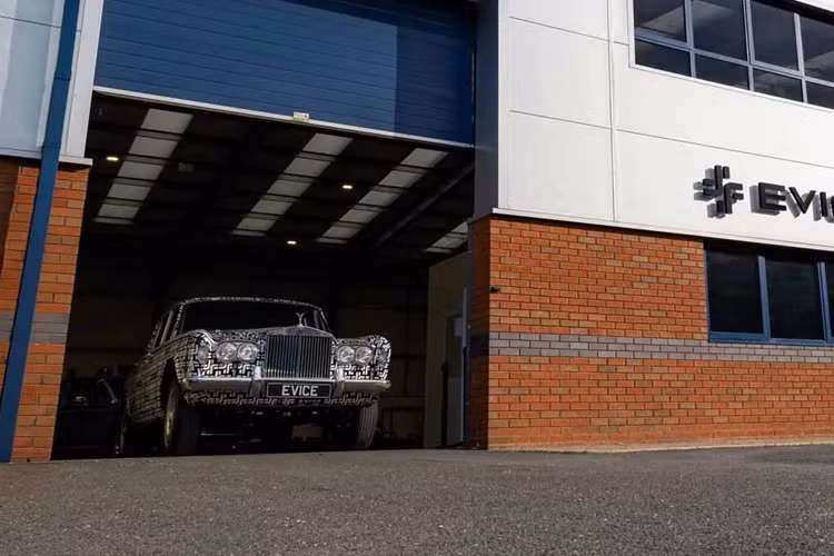 Đây không phải là mẫu xe Rolls-Royce duy nhất mà Evice đang phát triển. Thương hiệu còn phát triển mẫu Corniche – Một phiên bản mui trần, hai cửa, được đổi tên của Silver Shadow cũng đang được chuẩn bị để thử nghiệm dưới một cái tên chưa được biết đến. Quá trình thử nghiệm cho đến nay đã lên tới hàng nghìn giờ lái xe.