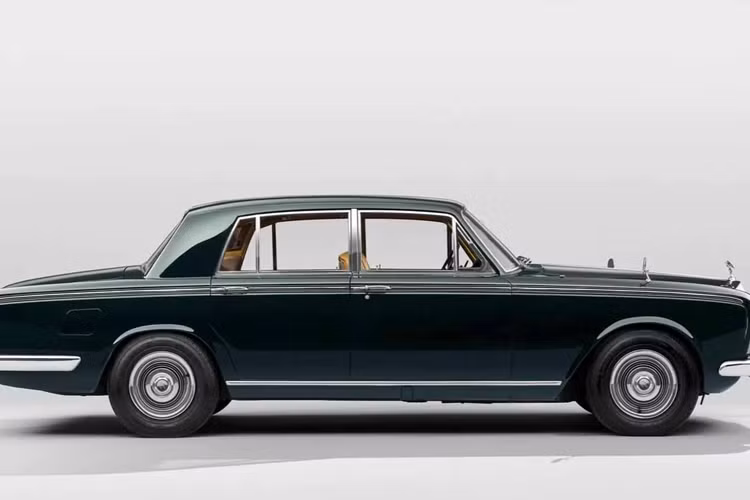 Một hãng độ đến từ Vương Quốc Anh Evice sẽ sớm cung cấp gói nâng cấp Rolls-Royce Silver Shadow chạy điện với nguyên mẫu đầu tiên có tên mã là “XP1”. Evice đã nâng cấp xe với kiến trúc 800 volt trước khi lắp một cặp động cơ điện và pin 77kWh vào xe.