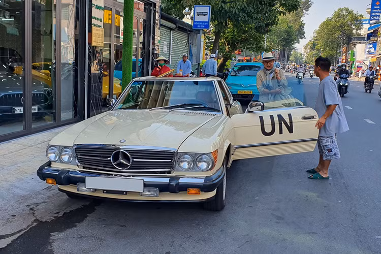 Mercedes-Benz 380 SL được trang bị động cơ V8 hút khí tự nhiên 3.8L mang mã M116, sản sinh công suất tối đa 218 mã lực và mô-men xoắn cực đại 299 Nm. Xe sử dụng hộp số tự động 4 cấp và hệ dẫn động cầu sau, giúp nó đạt tốc độ tối đa 215 km/h.
