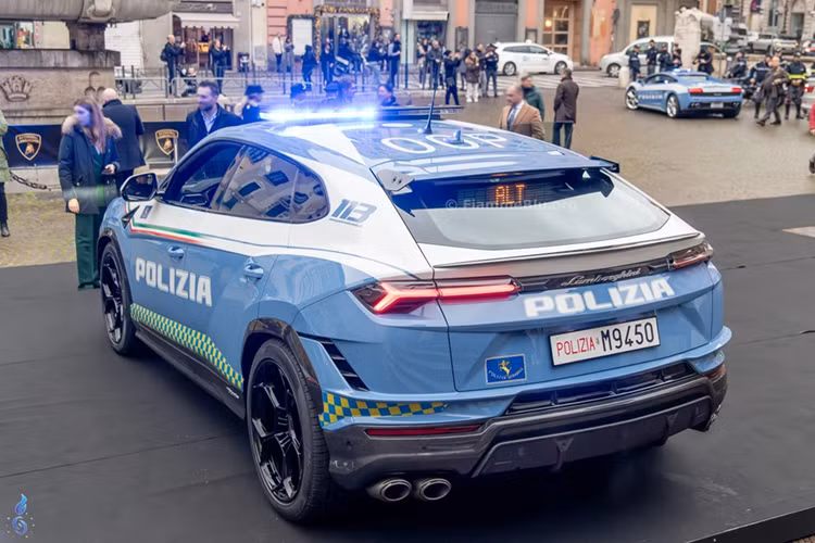 Hiện tại, chỉ có duy nhất một chiếc Lamborghini Urus thuộc biên chế lực lượng Polizia di Stato với số hiệu 00P, mặc dù chiếc xe này mang 2 biển số là M8883 và M9450.