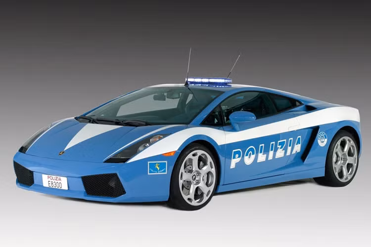Vào năm 2004, Lamborghini Gallardo chính thức gia nhập lực lượng này. Ngoại thất của siêu xe được thiết kế với tông màu trắng/xanh Polizia di Stato Blue quen thuộc.