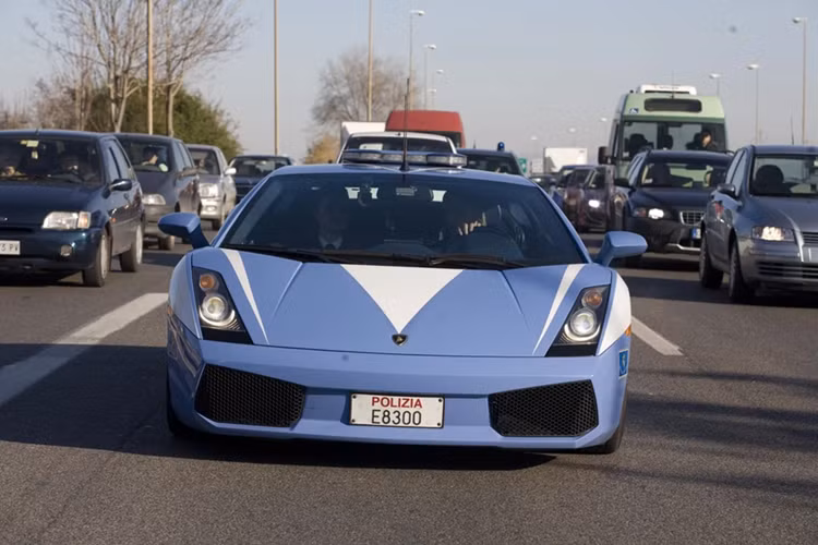 Chiếc xe đầu tiên mang số hiệu 372, được đội cảnh sát cao tốc Polizia Stradale tại Rome sử dụng trong quá trình tuần tra giao thông.