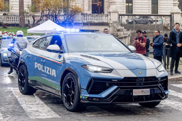 Vào cuối năm 2023, Lamborghini chính thức bàn giao mẫu siêu SUV Urus Performante cho lực lượng cảnh sát tuần tra cao tốc Polizia Stradale.