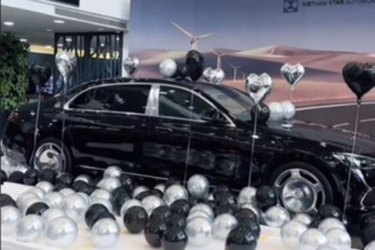 Tại thị trường Việt Nam, giá xe Mercedes-Maybach S 450 4Matic của MC Quyền Linh có giá khởi điểm 8,199 tỷ đồng, chưa bao gồm các tùy chọn cá nhân hóa cho nội thất. Sau khi hoàn tất thủ tục, chi phí lăn bánh của mẫu sedan hạng sang này chạm mốc 9 tỷ đồng.
