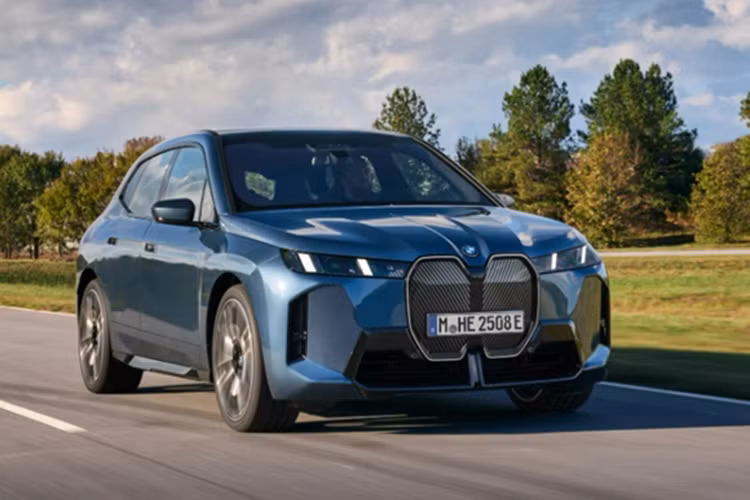 Theo đó, BMW iX 2025 mới không chỉ được nâng cấp về thiết kế và trang bị nội thất mà còn được bổ sung phiên bản tiêu chuẩn mới mang tên xDrive45, bên cạnh hai bản cao cấp hơn là xDrive60 và M70. Ở lần “lên đời” này, tất cả các phiên bản của BMW iX 2025 đều được nâng cấp sức mạnh động cơ.