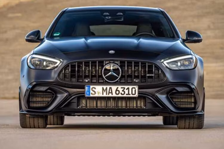 Động cơ 8 xi lanh của Mercedes-AMG đã được tinh chỉnh để đáp ứng tiêu chuẩn Euro 7 sắp tới, vì vậy tương lai của nó là an toàn. Đồng thời, AMG cũng đang trên đường cho ra mắt "động cơ V8 điện khí hóa công nghệ cao thế hệ tiếp theo". Một báo cáo mới tuyên bố rằng động cơ này không chỉ dành cho các mẫu xe trong tương lai mà còn dành cho cả C63 hiện tại.
