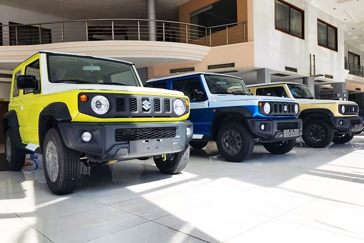 Đáng chú ý, Suzuki Jimny có lẽ là mẫu xe duy nhất trong phân khúc gầm cao cỡ nhỏ được trang bị hệ dẫn động hai cầu, khóa vi sai, nhiều chế độ gài cầu và đi kèm hộp số sàn 5 cấp hoặc hộp số tự động 4 cấp.