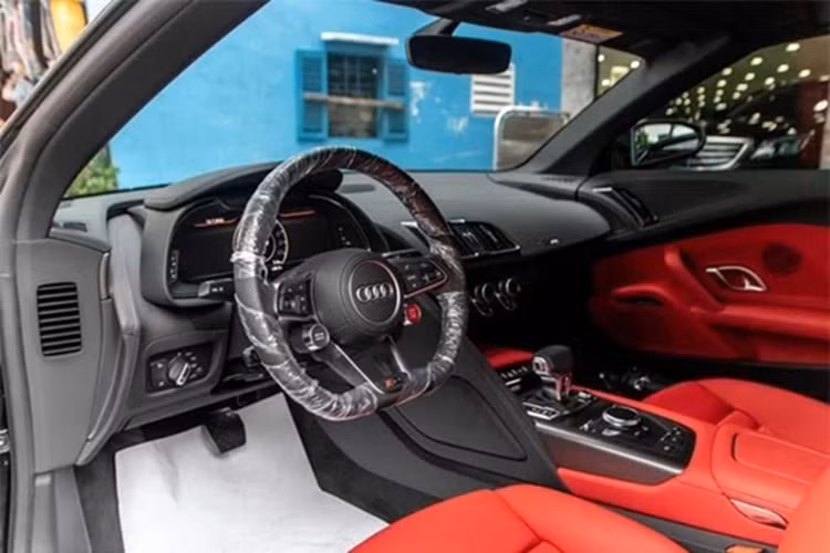 So với siêu xe mui trần Audi R8 V10 Spyder thế hệ đầu tiên mang biển tứ quý 8 của đầu số 51F, chiếc xe Audi R8 V10 Spyder 2022 này sở hữu thiết kế lôi cuốn hơn với đèn pha và đèn hậu mới, hốc gió trước/sau tạo hình dữ dằn. Ngoài ra, phiên bản Audi R8 V10 Spyder còn có sự thuận lợi khi phần mui xe bằng vải, dễ dàng đóng hoặc mở mui xe chỉ trong thời gian 14 đến 18 giây.