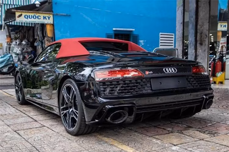 Động cơ kết hợp cùng hộp số tự động 7 cấp, nhờ đó, siêu xe mui trần Audi R8 V10 Spyder 2022 thứ 2 về Việt Nam có thể dễ dàng tăng tốc từ vị trí xuất phát lên 100 km/h chỉ trong vòng thời gian 3,3 giây trước khi đạt tốc độ tối đa 328 km/h.