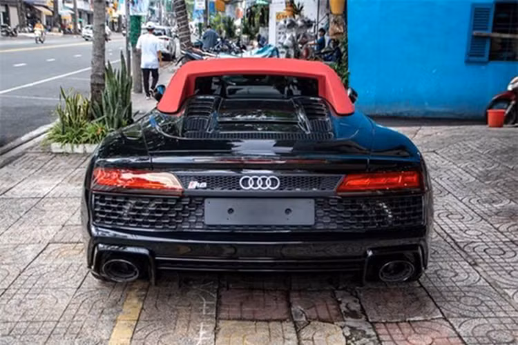 Siêu xe mui trần Audi R8 V10 Spyder Type 4S bản nâng cấp giữa vòng đời mang biển số tứ quý 8 của doanh nhân Sài thành được trang bị khối động cơ V10, dung tích 5.2 lít, sản sinh ra công suất tối đa 602 mã lực và mô-men xoắn cực đại là 559 Nm.