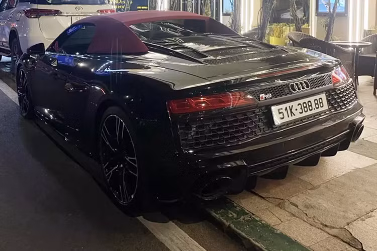 Chiếc xe Audi R8 V10 Spyder hàng hiếm này thuộc đời 2022, về nước vài tháng sau đó đã tìm thấy chủ nhân, đó là một doanh nhân 8X kinh doanh trong lĩnh vực bất động sản.