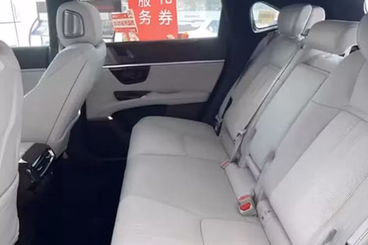 Honda S7 được trưng bày cũng có màn hình hiển thị thông tin thực tế tăng cường 21,9 inch. Các tấm ốp cửa của xe có màn hình để chiếu hình ảnh từ camera quan sát bên hông. Gương chiếu hậu bên trong của S7 cũng có thể hoạt động như một camera.