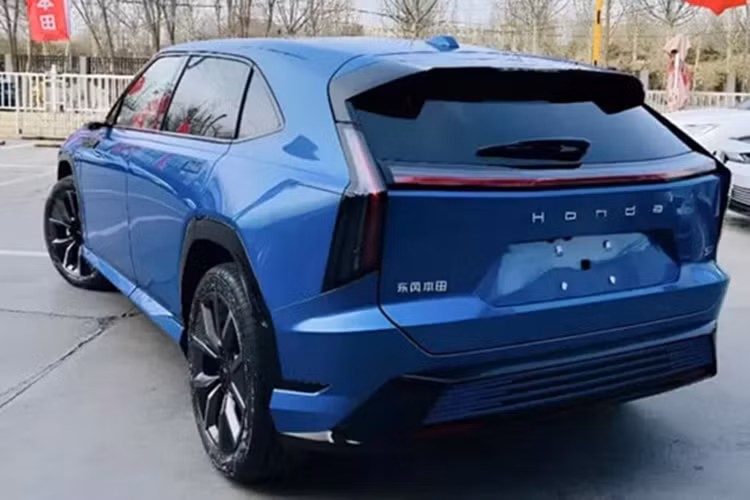 Phiên bản 4WD của Honda S7 có hai động cơ điện. Động cơ điện phía trước tạo ra công suất 150 kW (201 mã lực) trong khi động cơ điện phía sau có công suất cực đại 200 kW (268 mã lực). Tổng công suất đầu ra của Honda S7 là 350 kW (469 mã lực).