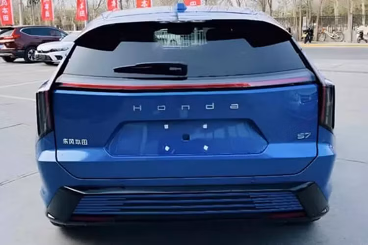 Nhìn từ phía sau, Honda S7 có cánh gió trên nóc xe khá lớn, cản sau cá tính và đèn hậu thẳng đứng với dải đèn LED ở giữa. Cửa sau của xe crossover có dòng chữ Honda. Huy hiệu của xe ghi là Dongfeng Honda và S7. Vì vậy, có thể khẳng định rằng Honda đã hoàn toàn từ bỏ tên gọi Ye đã công bố trước đó.