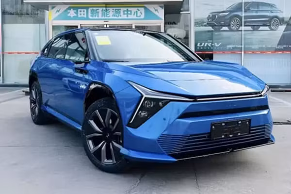 Chiếc xe cơ bản là RWD với công suất 200 kW. Honda S7 có pin NMC ternary 89,8 kWh từ CATL. Nó phù hợp với phạm vi 620 km trong điều kiện CLTC cho mẫu xe 4WD. Honda S7 4WD nặng 2.305 kg và có tốc độ tối đa 180 km/h. Mức giá xe Honda S7 2025 dự kiến khởi điểm sẽ từ 200.000 nhân dân tệ (khoảng 701 triệu đồng).