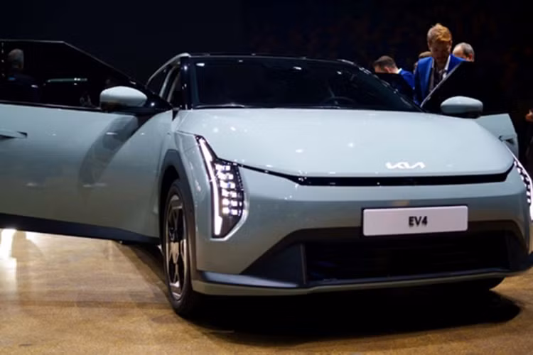 Cả hai bản Kia EV4 sedan và hatchback đều được trang bị gói GT-Line mang đến một diện mạo thể thao hơn với bộ mâm 19 inch thiết kế sắc nét, cùng cản trước và cản sau hầm hố hơn.