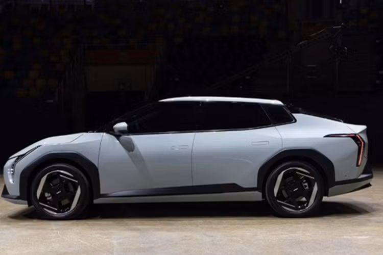 Trong khi đó, Kia EV4 hatchback 2025 chạy điện sở hữu phần đuôi xe kiểu truyền thống hơn với phần cột lẫn cửa kính sau nhỏ, thẳng đứng. Xe có cánh gió cùng cụm đèn hậu LED sắc sảo, kết hợp dải đèn nằm vắt ngang.