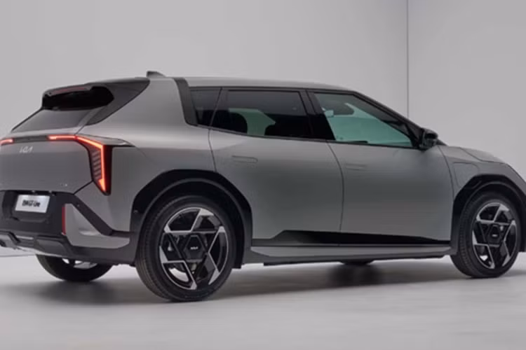 Với bộ pin nhỏ, EV4 sedan có phạm vi hoạt động 430 km sau mỗi lần sạc, theo tiêu chuẩn WLTP, còn bản hatchback đi được 410 km.Với bộ pin lớn, phạm vi hoạt động của bản sedan và hatchback lần lượt là 630 km và 590 km. Kia EV4 chỉ cần 7,4 giây để tăng tốc 0-100 km/h với bộ pin nhỏ và 7,7 giây với bộ pin lớn.