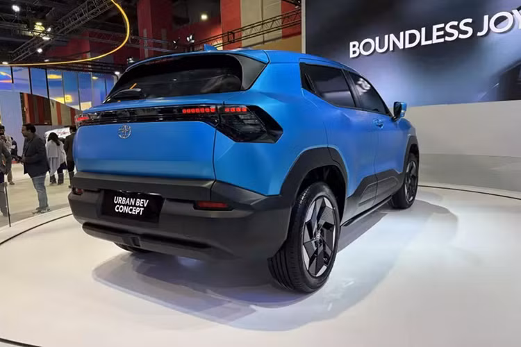 Trong khi đó, khu vực bên sườn và phía sau của Toyota Urban Cruiser EV được thiết kế giống hệt với Suzuki e Vitara, bao gồm cả vành la-zăng. Tùy theo phiên bản, xe sẽ dùng vành 18 inch hoặc 19 inch. 