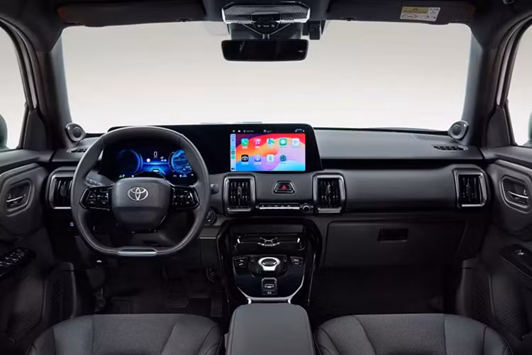 Ngoài ra, Toyota Urban Cruiser EV còn có nhiều chi tiết ngoại thất được ốp nhựa màu đen như cản trước/cản sau, hốc bánh và sườn xe, mang đến cảm giác khỏe khoắn, đúng chất SUV. Các cột bên sườn, nóc, ăng ten vây cá mập, ốp gương chiếu hậu và cánh gió mui cũng được sơn màu đen. 