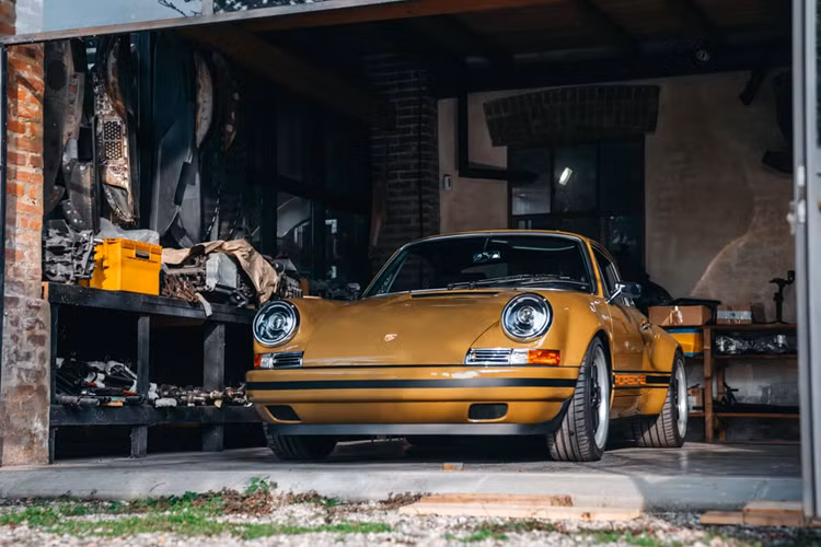 Thương hiệu này chuyên mang đến cho những chiếc xe thể thao Porsche thế hệ 993 một làn gió mới, hồi sinh về “tình trạng xuất xưởng” sau một thời gian dài sử dụng. Lab Eleven sẽ bắt đầu thực hiện các công đoạn phục chế bằng cách nhận chiếc xe nguyên bản và vận chuyển chiếc xe đến Modena để tháo rời hoàn toàn.
