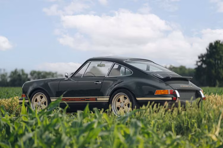 Sau khi làm mới thân xe, xe được phun sơn bằng tay một trong hơn 100 màu Porsche nguyên bản, một số màu có nguồn gốc từ thời của mẫu xe 356. Ngoài ra, xe còn có hơn 200 kiểu sơn tùy chỉnh.