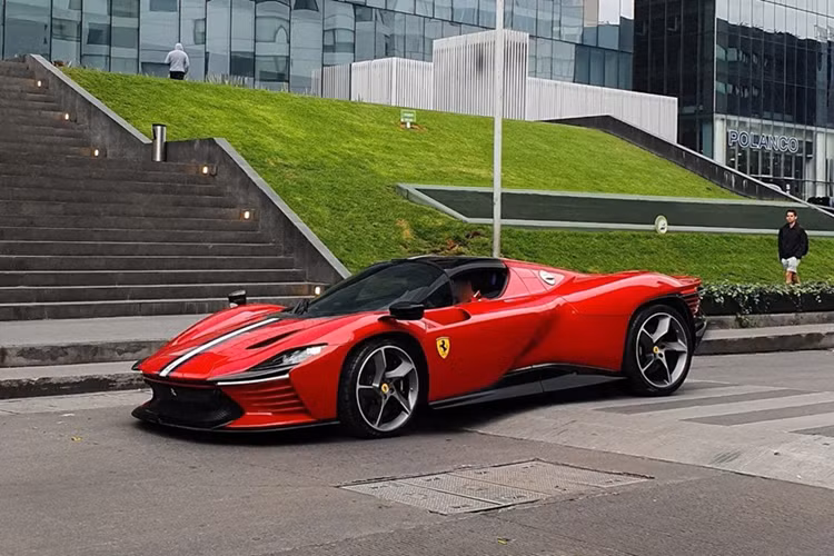 Ferrari Daytona SP3 là mẫu xe thứ 3 của Ferrari thuộc dải sản phẩm Icona Series sau chiếc Monza SP1 và Monza SP2. Chỉ có 599 chiếc được sản xuất và tất cả đều đã có chủ.