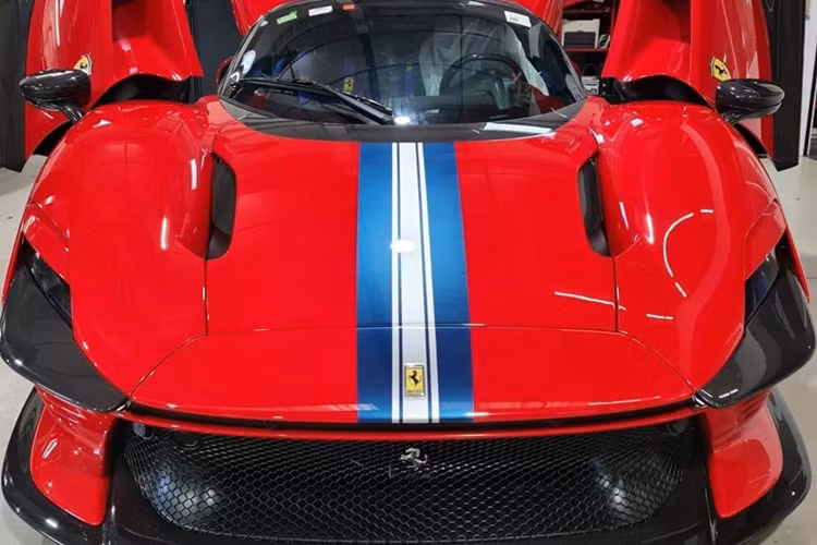 Do đó, đây có thể là một chiếc Ferrari Daytona SP3 hoàn toàn mới, chưa được ghi nhận trên toàn cầu. Trùng hợp hơn, một đại lý siêu xe có trụ sở ở Pháp/Monaco cũng đang rao bán một chiếc Ferrari Daytona SP3 với odo chỉ 100 km. Tuy nhiên, hình ảnh thực tế không được chia sẻ rộng rãi.