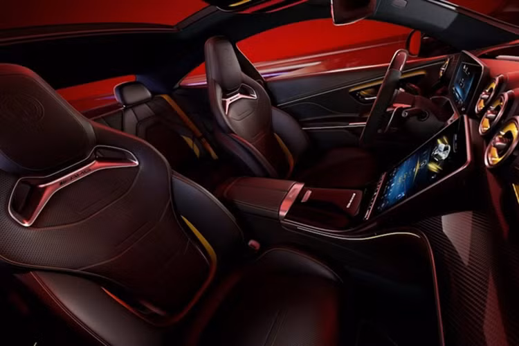 Trong khi đó Mercedes-AMG CLE 53 biến thể Convertible (mui trần) với lớp sơn Manufaktur Starling Blue Magno kết hợp bộ tem AMG màu đen và xanh lam, bộ mâm 20 inch màu đen.