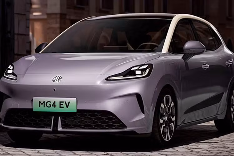 MG4 EV 2025 chạy điện được thiết kế tối giản và hiện đại hơn với cụm đèn pha LED mới ít góc cạnh, cản trước cùng màu thân xe và nắp ca-pô đã loại bỏ phần lõm ở giữa.