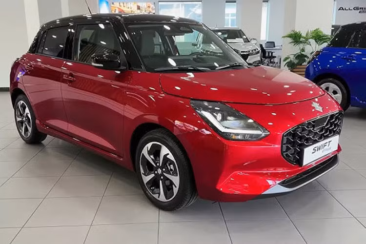 Trước khi bị ngừng bán, Suzuki Swift tại Việt Nam chỉ có duy nhất một phiên bản nhập khẩu từ Thái Lan, với giá niêm yết 560 triệu đồng. Xe được trang bị động cơ xăng 1.2L, sản sinh công suất tối đa 83 mã lực và mô-men xoắn cực đại 113 Nm.