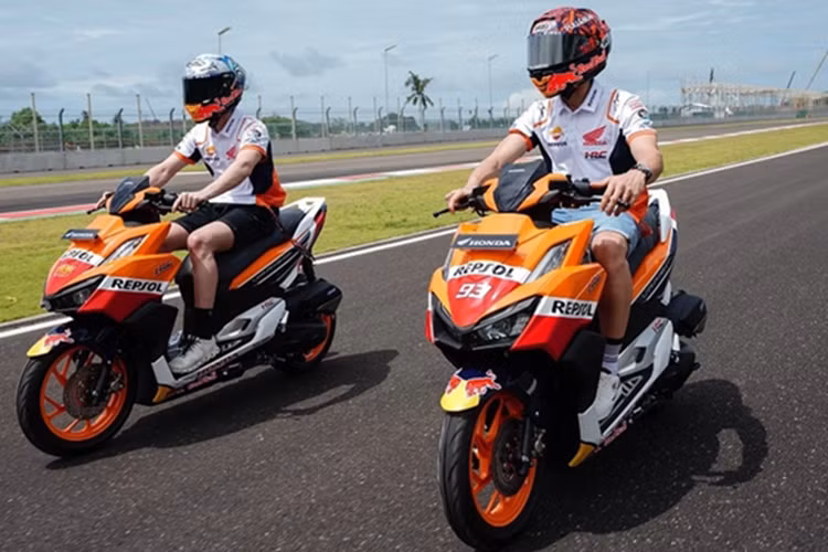 Đối với những khách hàng sở hữu Honda Vario 160 bản tiêu chuẩn và muốn “hô biến” xe thành bản Repsol Edition có thể lựa chọn dán tem Repsol toàn thân xe với mức giá dao động từ 1 - 1,5 triệu đồng, tùy thuộc vào chất liệu và cơ sở thi công.
